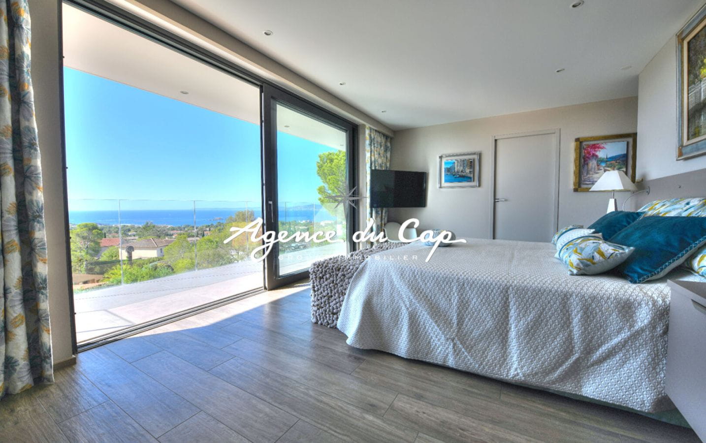 VILLA CONTEMPORAINE DOMINANTE 8 PIECES PISCINE GARAGE ET VUE MER PANORAMIQUE A SAINT RAPHAEL Image 11