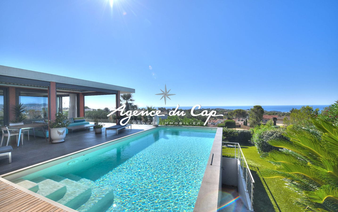 VILLA CONTEMPORAINE DOMINANTE 8 PIECES PISCINE GARAGE ET VUE MER PANORAMIQUE A SAINT RAPHAEL Image 0