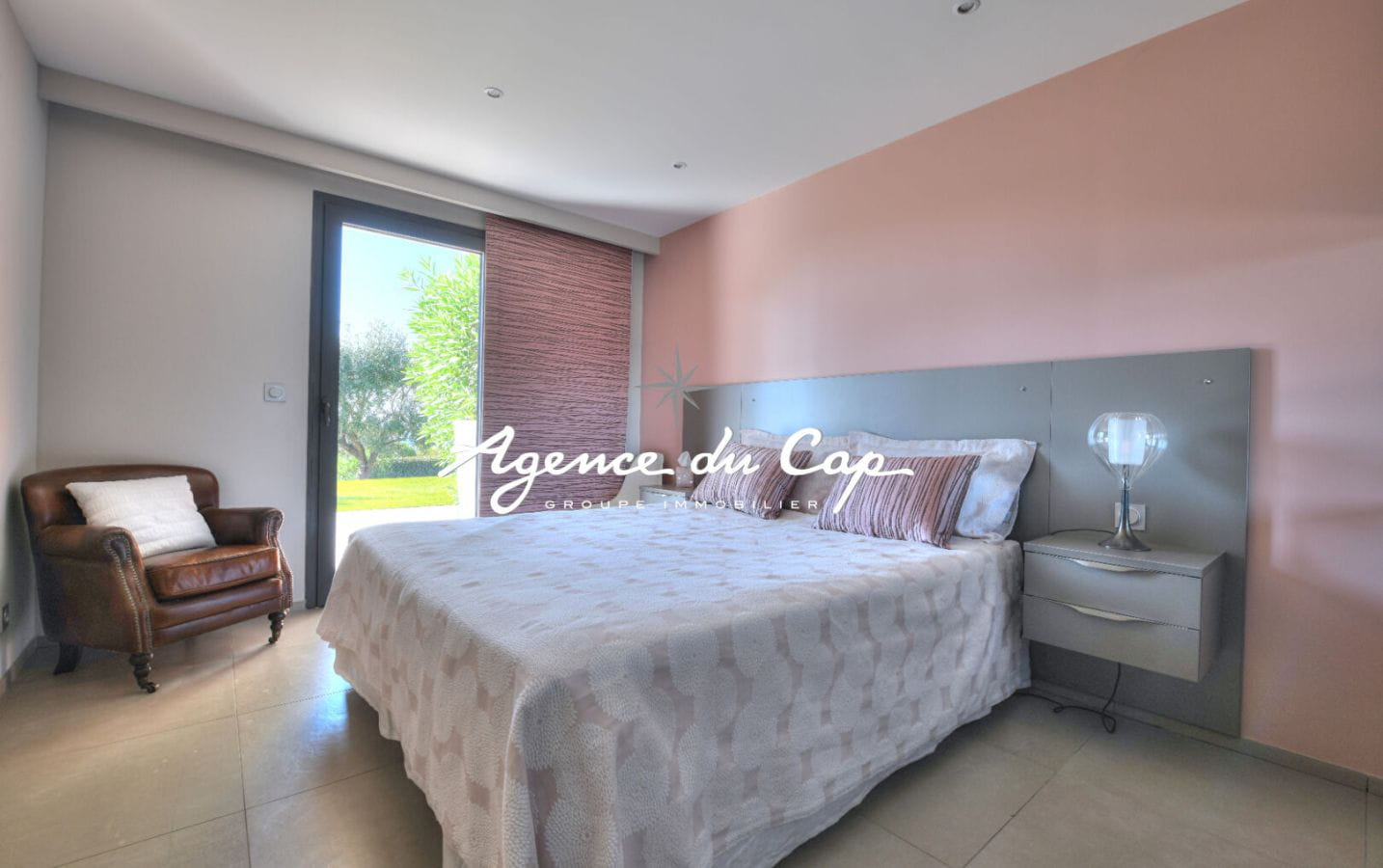 VILLA CONTEMPORAINE DOMINANTE 8 PIECES PISCINE GARAGE ET VUE MER PANORAMIQUE A SAINT RAPHAEL Image 16