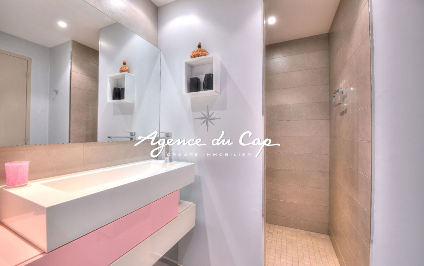 VILLA CONTEMPORAINE DOMINANTE 8 PIECES PISCINE GARAGE ET VUE MER PANORAMIQUE A SAINT RAPHAEL Image 17