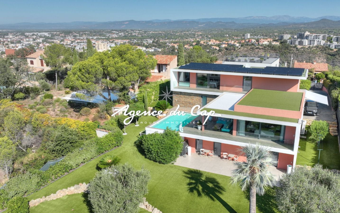 VILLA CONTEMPORAINE DOMINANTE 8 PIECES PISCINE GARAGE ET VUE MER PANORAMIQUE A SAINT RAPHAEL Image 3