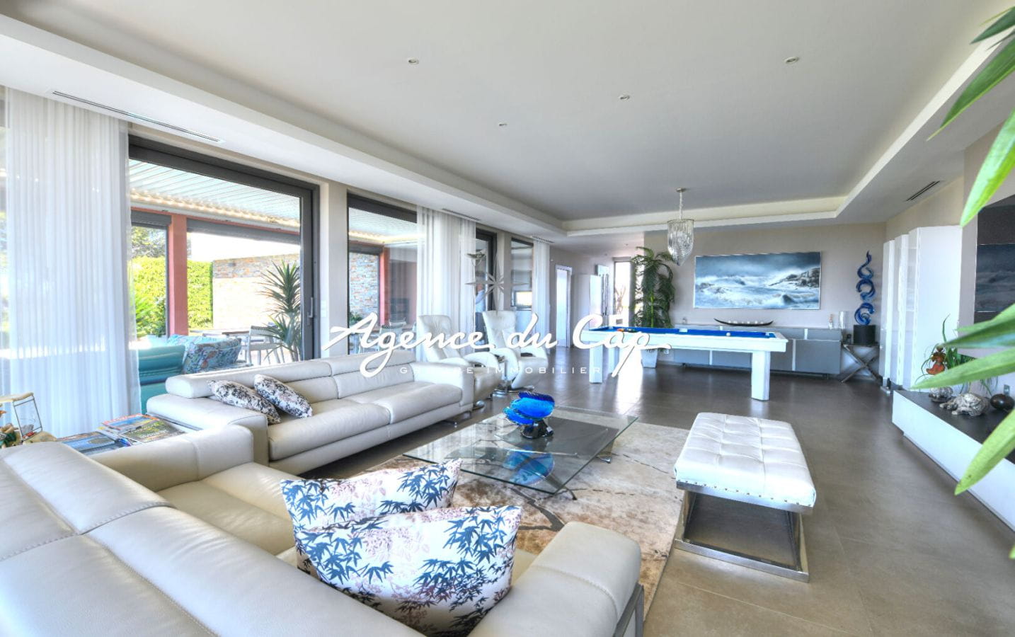 VILLA CONTEMPORAINE DOMINANTE 8 PIECES PISCINE GARAGE ET VUE MER PANORAMIQUE A SAINT RAPHAEL Image 4