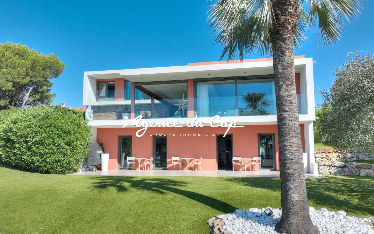 VILLA CONTEMPORAINE DOMINANTE 8 PIECES PISCINE GARAGE ET VUE MER PANORAMIQUE A SAINT RAPHAEL Image 5
