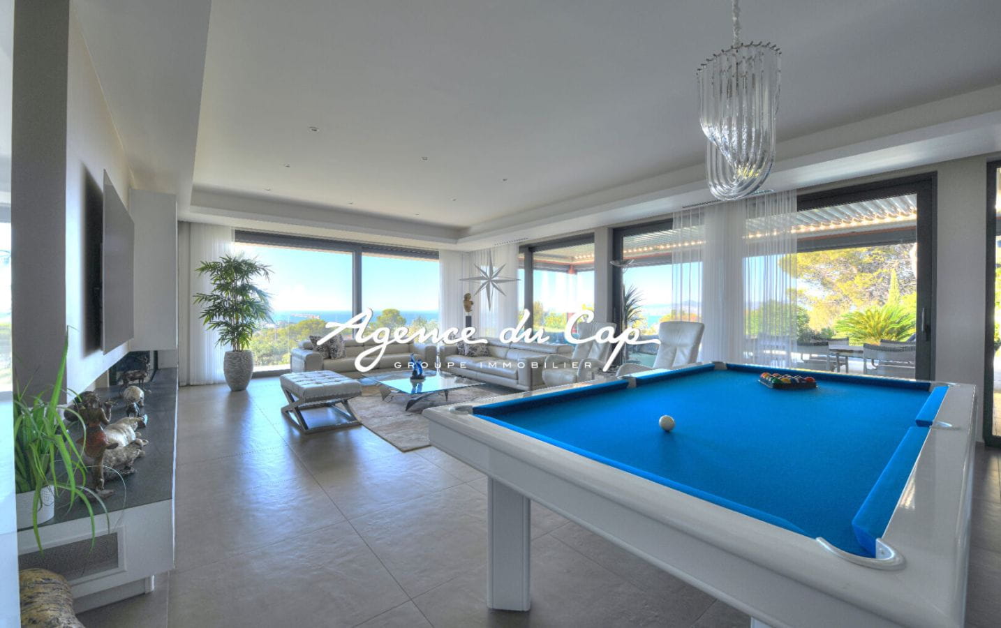 VILLA CONTEMPORAINE DOMINANTE 8 PIECES PISCINE GARAGE ET VUE MER PANORAMIQUE A SAINT RAPHAEL Image 7