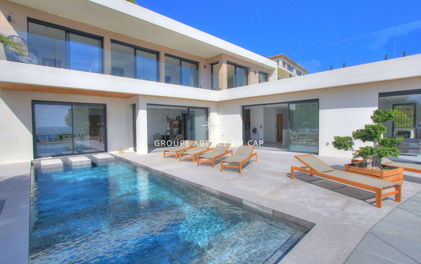 FOR SALE: CONTEMPORARY VILLA OF 350sqm 8 ROOMS WITH SEA VIEW, WALK TO THE BEACHES AND SHOPS OF ISSAMBRE Image 2