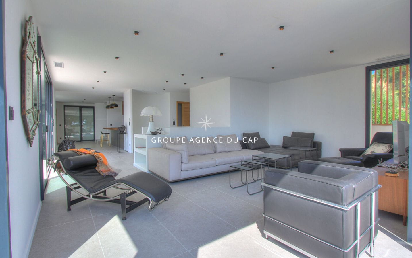 FOR SALE: CONTEMPORARY VILLA OF 350sqm 8 ROOMS WITH SEA VIEW, WALK TO THE BEACHES AND SHOPS OF ISSAMBRE Image 3