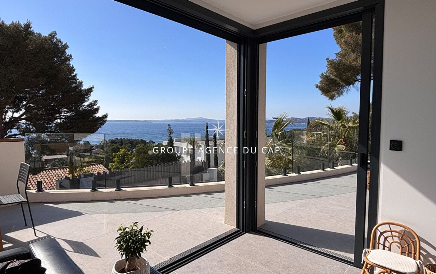 FOR SALE: CONTEMPORARY VILLA OF 350sqm 8 ROOMS WITH SEA VIEW, WALK TO THE BEACHES AND SHOPS OF ISSAMBRE Image 4