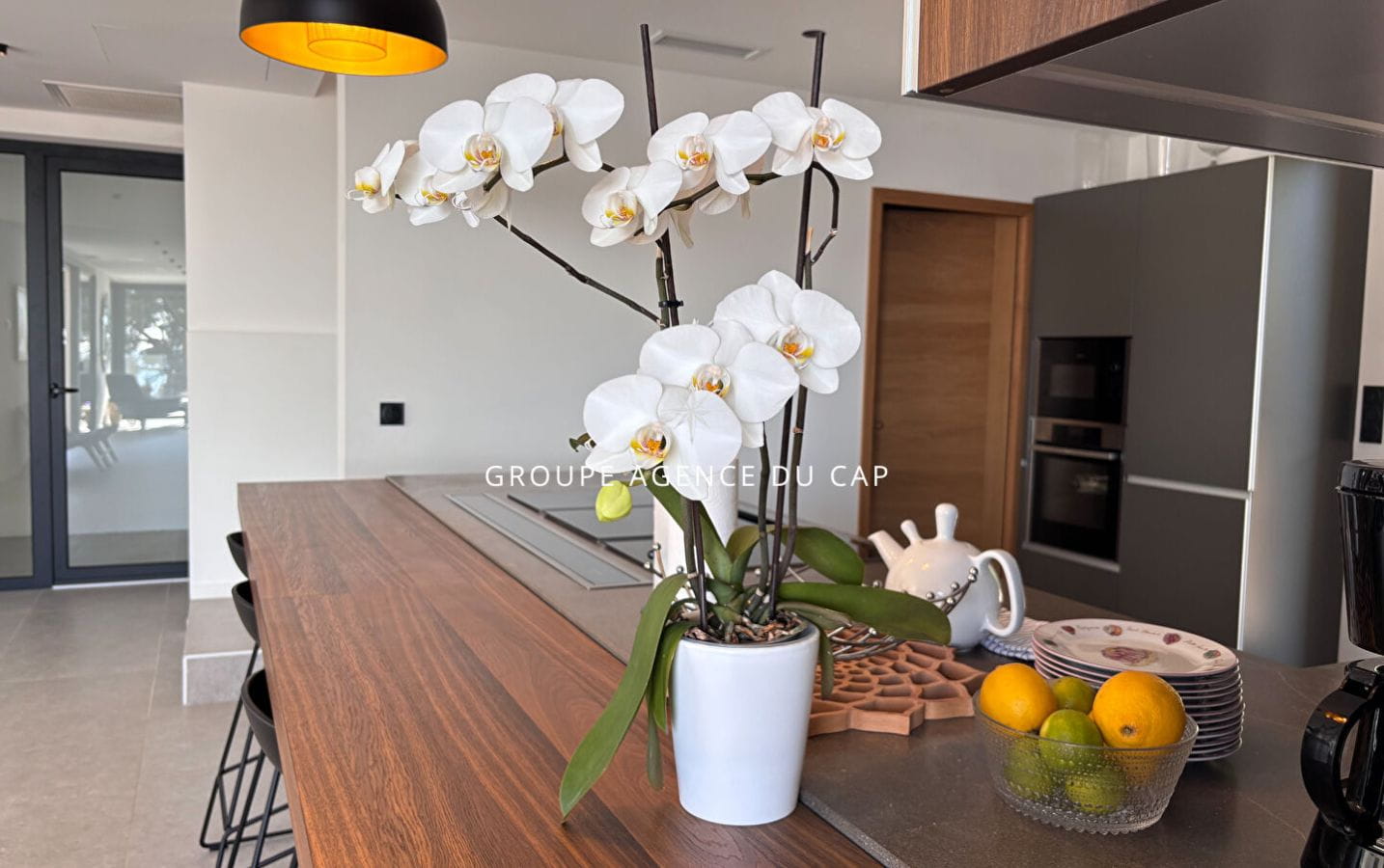 FOR SALE: CONTEMPORARY VILLA OF 350sqm 8 ROOMS WITH SEA VIEW, WALK TO THE BEACHES AND SHOPS OF ISSAMBRE Image 7