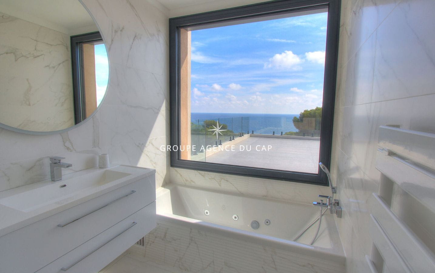 À VENDRE VILLA CONTEMPORAINE DE 350M² 8 PIÈCES AVEC VUE MER, À PIED DES PLAGES ET DES COMMERCES DES ISSAMBRES Image 11