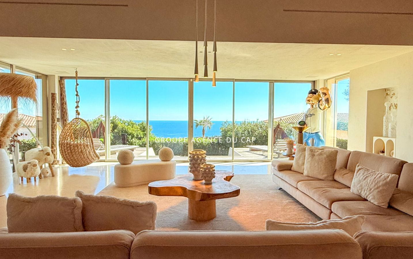 À VENDRE VILLA DE 9 PIÈCES AVEC VUE MER SUR LE GOLFE DE SAINT-TROPEZ, AUX ISSAMBRES Image 1