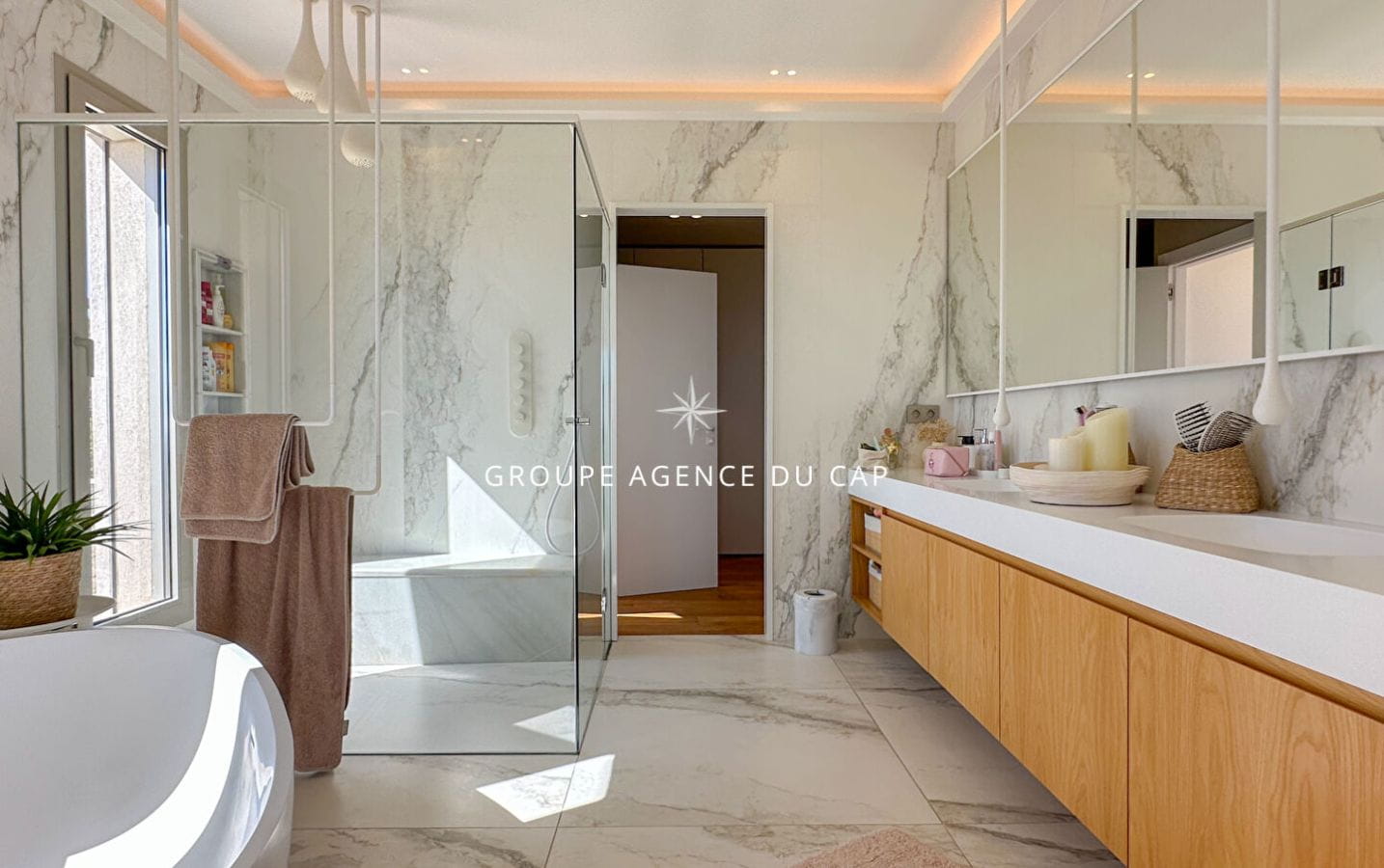 À VENDRE VILLA DE 9 PIÈCES AVEC VUE MER SUR LE GOLFE DE SAINT-TROPEZ, AUX ISSAMBRES Image 9