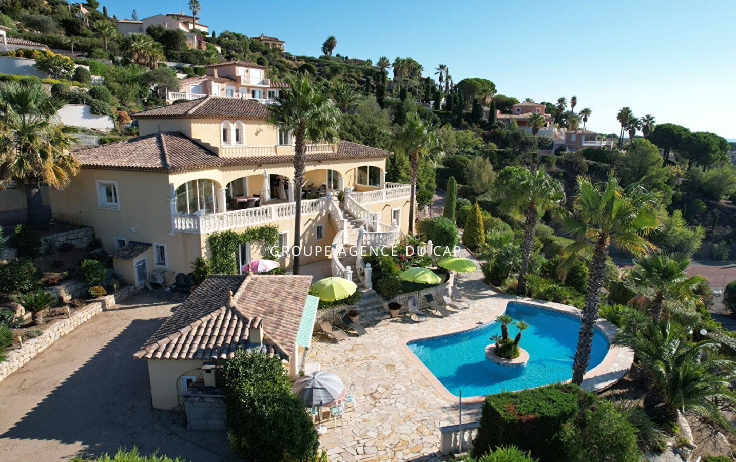 7-ROOM VILLA WITH SEA VIEW, POOL AND GARAGE, A FEW STEPS FROM THE BEACHES OF LES ISSAMBRES Image 12