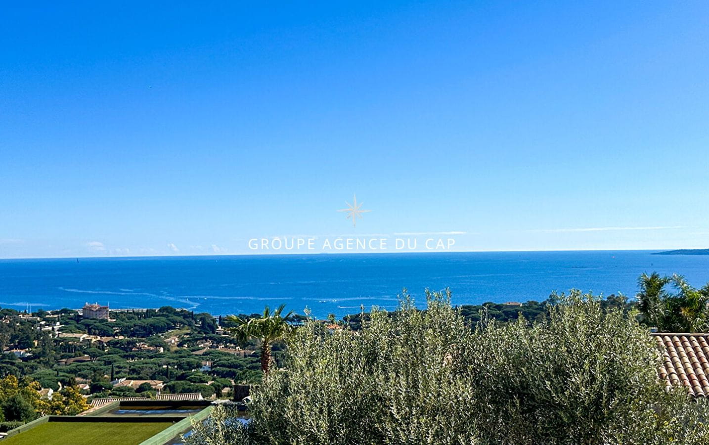 À VENDRE VILLA DE 9 PIÈCES AVEC VUE MER SUR LE GOLFE DE SAINT-TROPEZ, AUX ISSAMBRES Image 0