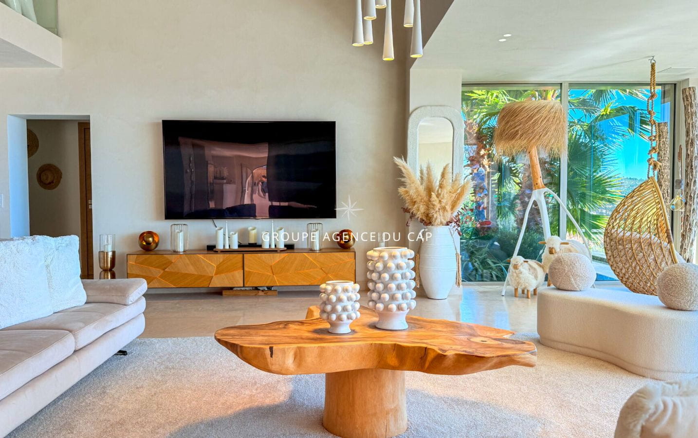 FOR SALE PRESTIGIOUS 9-ROOM RESIDENCE WITH VIEW OF THE GULF OF SAINT-TROPEZ, IN LES ISSAMBRES Image 2