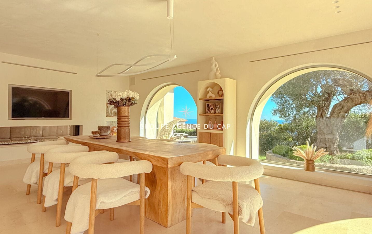 FOR SALE PRESTIGIOUS 9-ROOM RESIDENCE WITH VIEW OF THE GULF OF SAINT-TROPEZ, IN LES ISSAMBRES Image 3