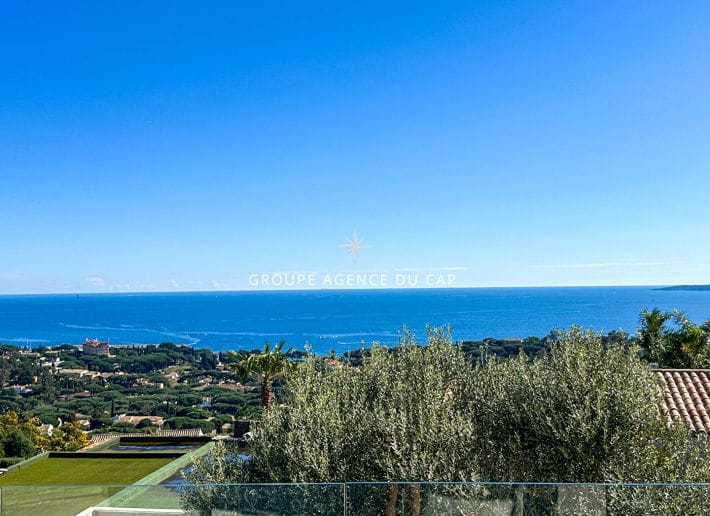 À VENDRE VILLA DE 9 PIÈCES AVEC VUE SUR LE GOLFE DE SAINT-TROPEZ, AUX ISSAMBRES