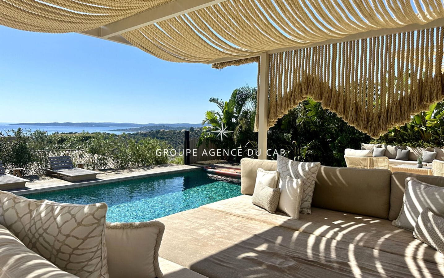 FOR SALE PRESTIGIOUS 9-ROOM RESIDENCE WITH VIEW OF THE GULF OF SAINT-TROPEZ, IN LES ISSAMBRES Image 8
