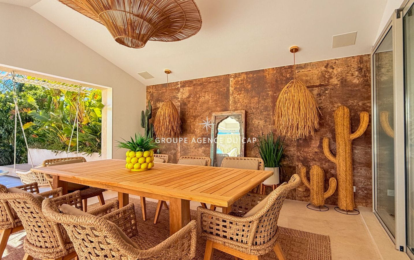 FOR SALE PRESTIGIOUS 9-ROOM RESIDENCE WITH VIEW OF THE GULF OF SAINT-TROPEZ, IN LES ISSAMBRES Image 9