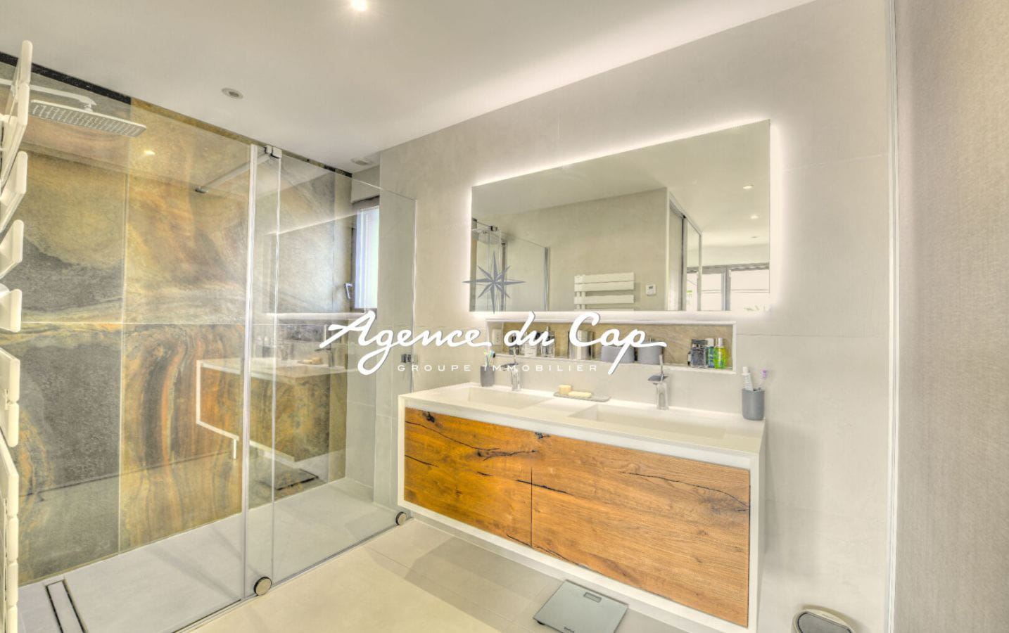 APPARTEMENT VILLA TOIT 5 PIECES VUE MER PANORAMIQUE TERRASSE SOLARIUM  JACCUZZI PISCINE GARAGE PLAGE ET COMMERCES A PIED A SAINT RAPHAEL BOULOURIS Image 6