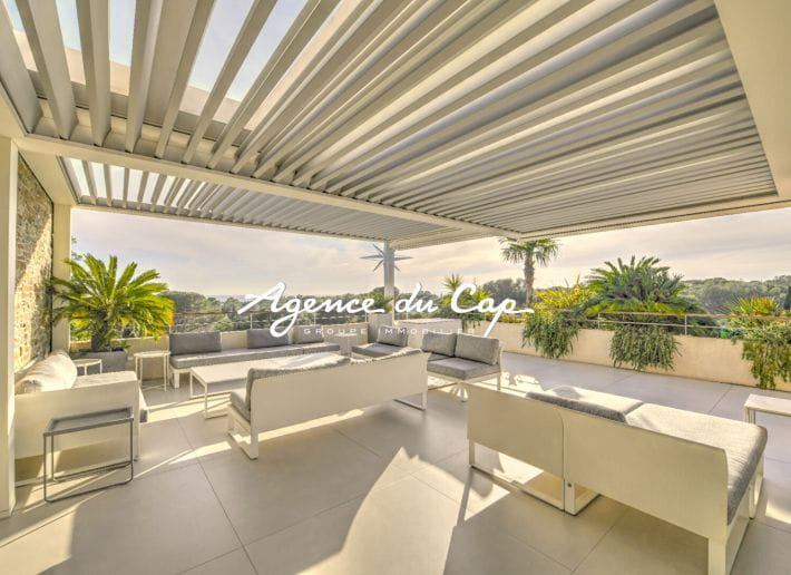 APPARTEMENT VILLA TOIT 5 PIECES VUE MER PANORAMIQUE TERRASSE SOLARIUM  JACCUZZI PISCINE GARAGE PLAGE ET COMMERCES A PIED A SAINT RAPHAEL BOULOURIS