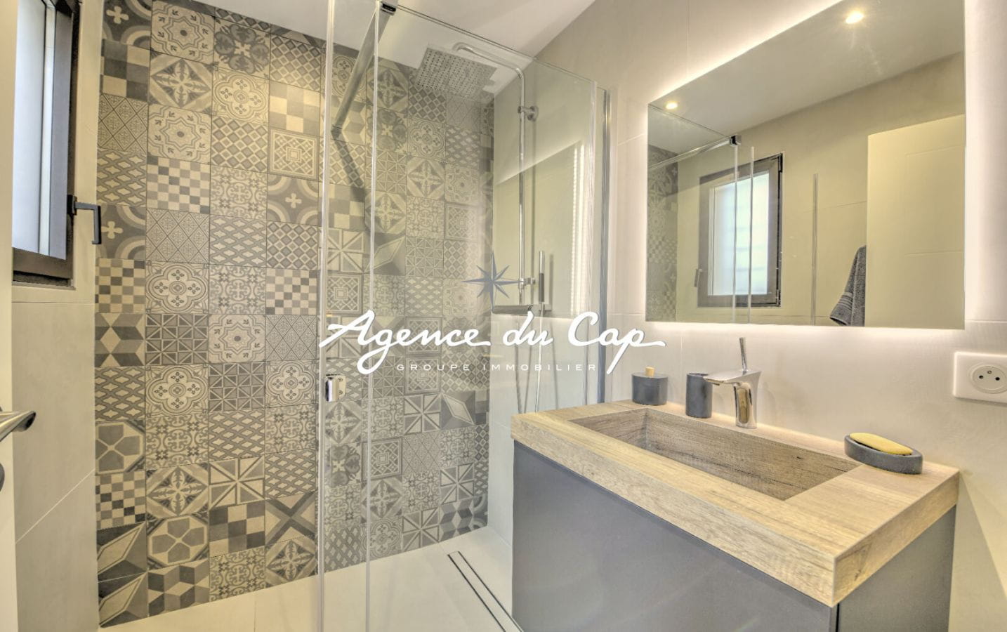 APPARTEMENT VILLA TOIT 5 PIECES VUE MER PANORAMIQUE TERRASSE SOLARIUM  JACCUZZI PISCINE GARAGE PLAGE ET COMMERCES A PIED A SAINT RAPHAEL BOULOURIS Image 9