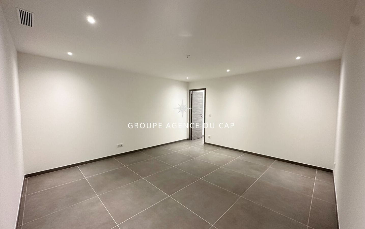 CONTEMPORARY VILLA OF 258 sqm 7 ROOMS, WITH SEA VIEW, ON FOOT OF THE BEACHES IN LES ISSAMBRES Image 10