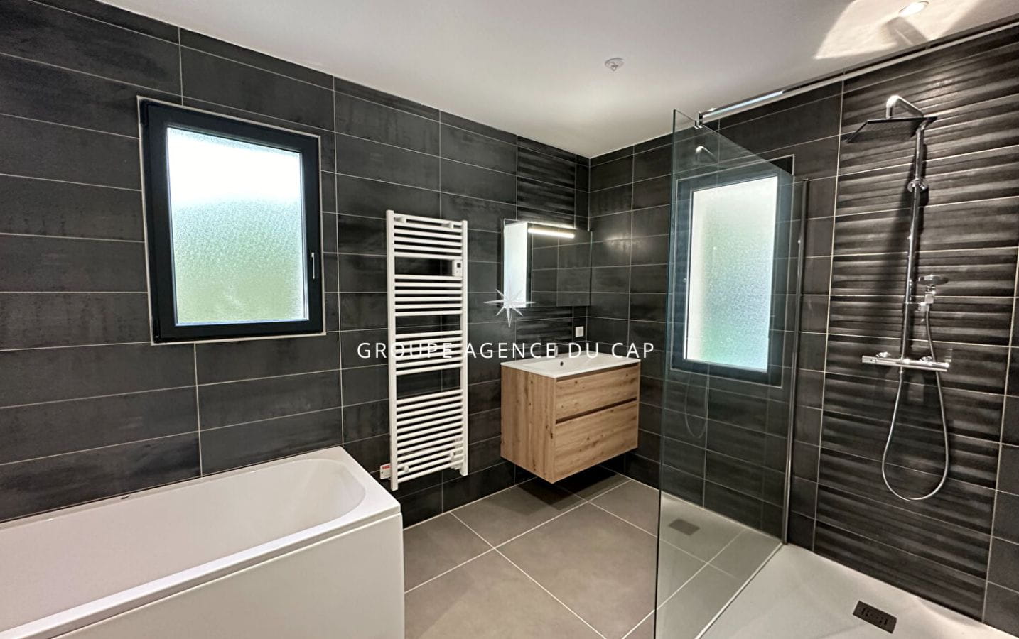 CONTEMPORARY VILLA OF 258 sqm 7 ROOMS, WITH SEA VIEW, ON FOOT OF THE BEACHES IN LES ISSAMBRES Image 9