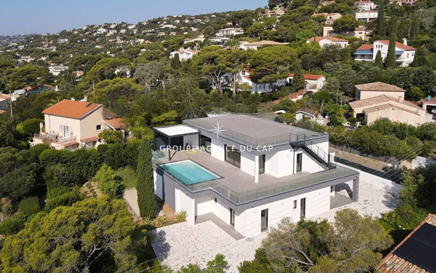 VILLA CONTEMPORAINE DE 258 M² 7 PIÈCES, AVEC VUE MER, À PIED DES PLAGES AUX ISSAMBRES Image 2