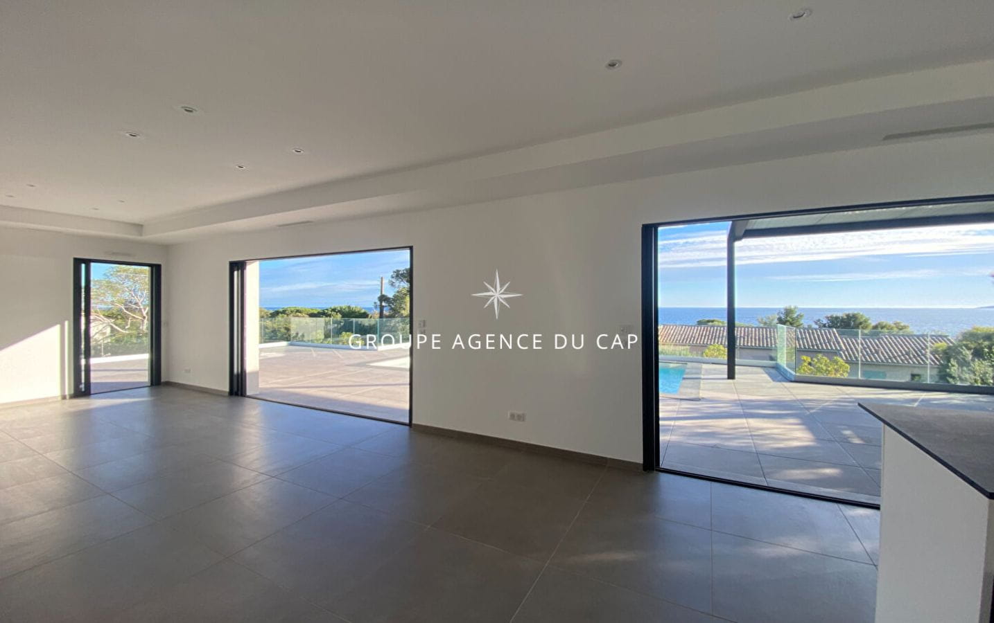 VILLA CONTEMPORAINE DE 258 M² 7 PIÈCES, AVEC VUE MER, À PIED DES PLAGES AUX ISSAMBRES Image 6