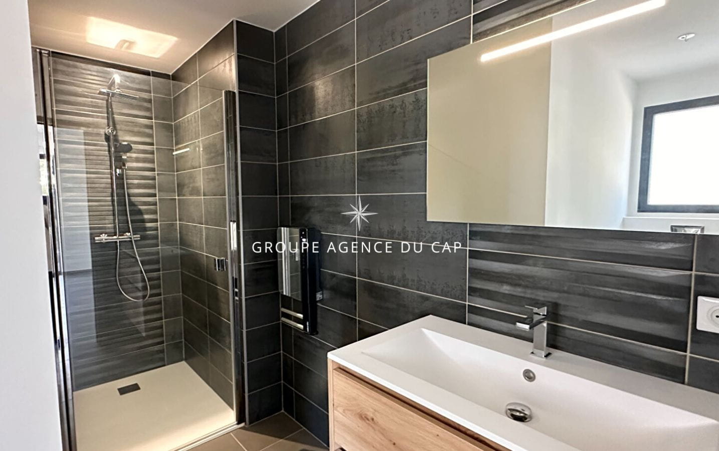 VILLA CONTEMPORAINE DE 258 M² 7 PIÈCES, AVEC VUE MER, À PIED DES PLAGES AUX ISSAMBRES Image 8