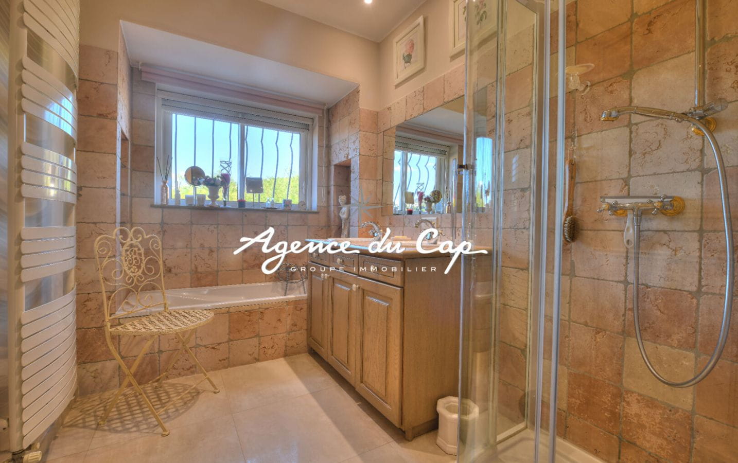 PROVENCAL VILLA FOR SALE OF 177 sqm, COMPRISING 6 ROOMS WITH SEA VIEW ON THE GULF OF SAINT-TROPEZ, IN LES ISSAMBRES Image 12