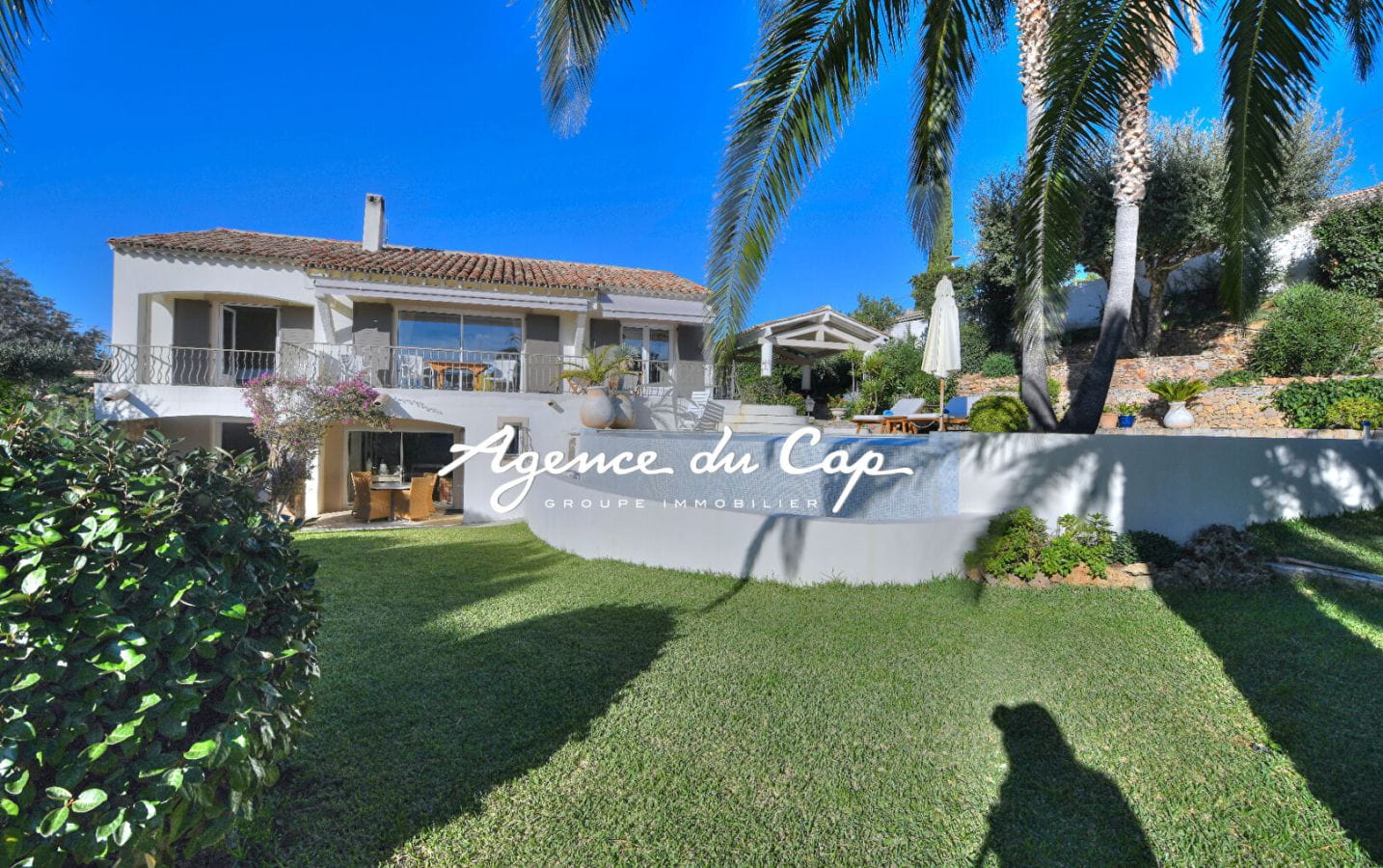 PROVENCAL VILLA FOR SALE OF 177 sqm, COMPRISING 6 ROOMS WITH SEA VIEW ON THE GULF OF SAINT-TROPEZ, IN LES ISSAMBRES Image 2