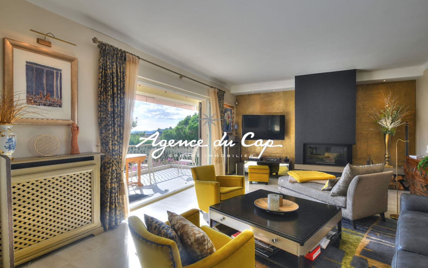 PROVENCAL VILLA FOR SALE OF 177 sqm, COMPRISING 6 ROOMS WITH SEA VIEW ON THE GULF OF SAINT-TROPEZ, IN LES ISSAMBRES Image 4