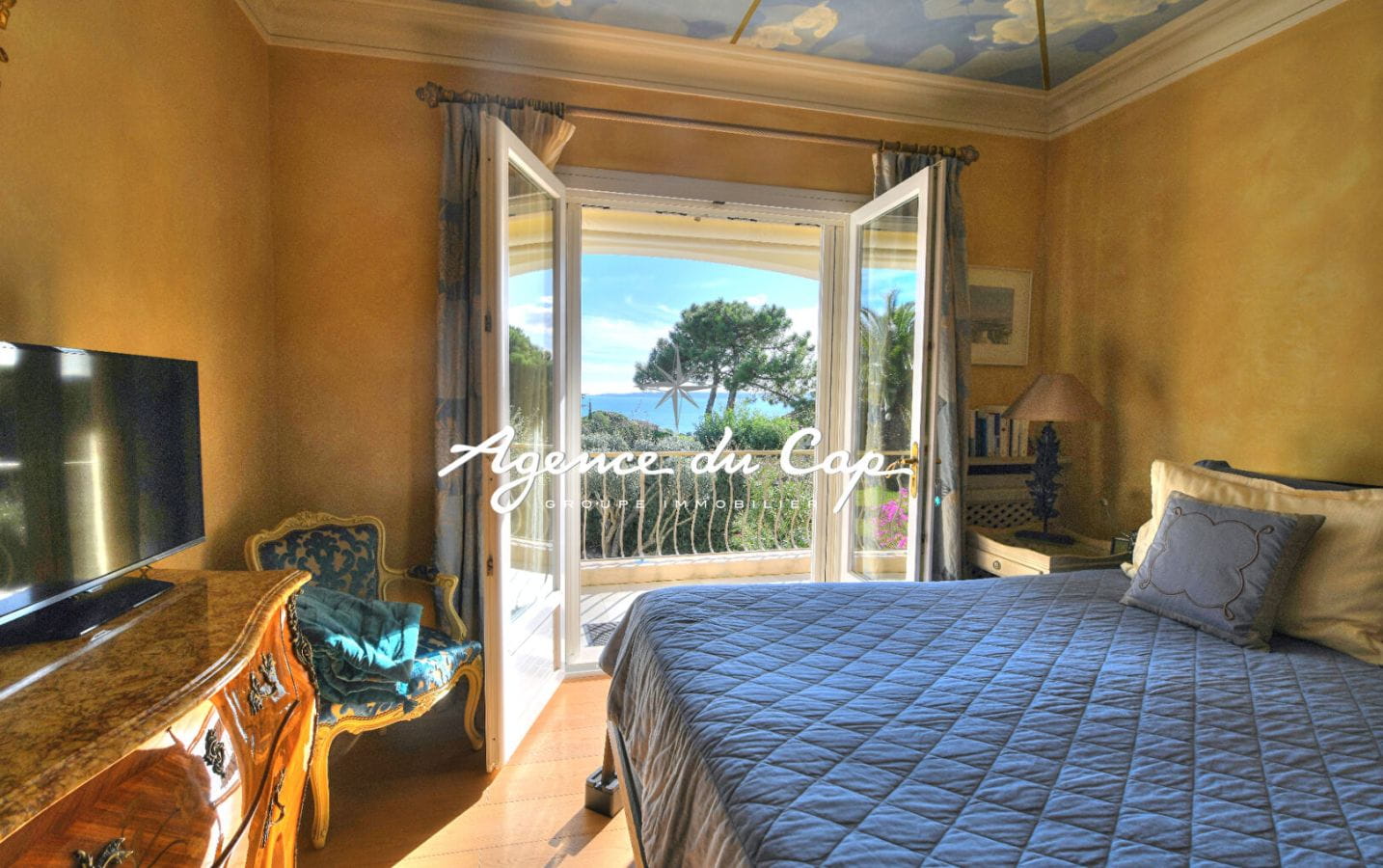 PROVENCAL VILLA FOR SALE OF 177 sqm, COMPRISING 6 ROOMS WITH SEA VIEW ON THE GULF OF SAINT-TROPEZ, IN LES ISSAMBRES Image 9
