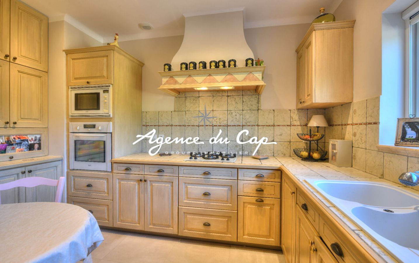 VILLA PROVENÇALE À VENDRE DE 177 M², COMPRENANT 6 PIÈCES AVEC VUE MER SUR LE GOLFE DE SAINT-TROPEZ, AUX ISSAMBRES Image 6