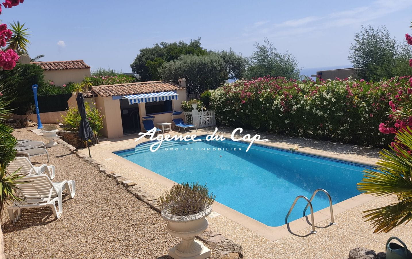 À VENDRE VILLA DE 208 M² COMPOSÉE DE 2 APPARTEMENTS AVEC VUE MER PISCINE, POOL HOUSE ET DOUBLE GARAGE, À SAINT-AYGULF Image 1