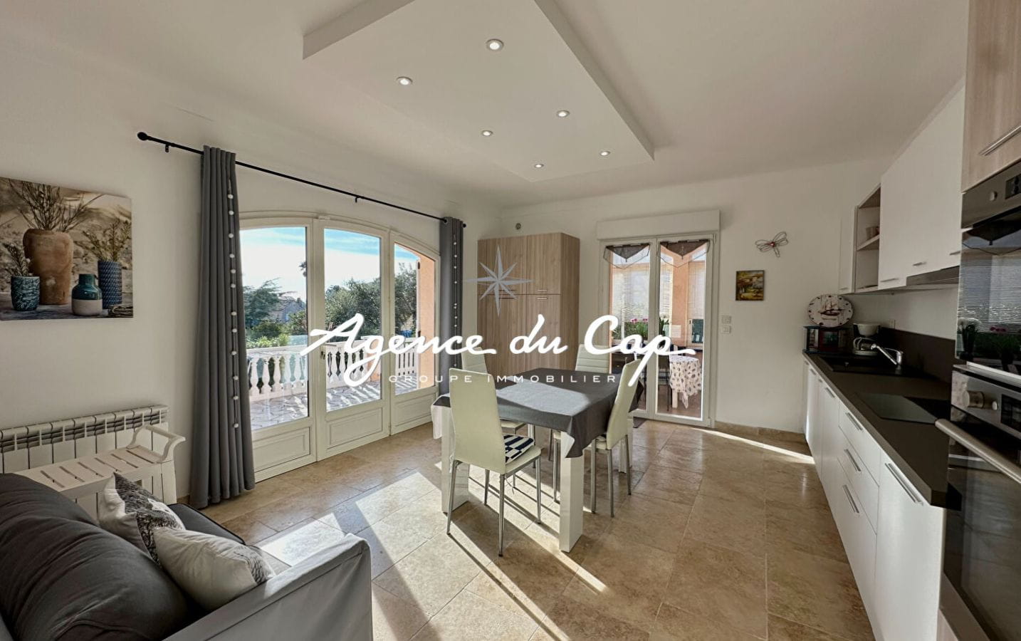 À VENDRE VILLA DE 208 M² COMPOSÉE DE 2 APPARTEMENTS AVEC VUE MER PISCINE, POOL HOUSE ET DOUBLE GARAGE, À SAINT-AYGULF Image 12