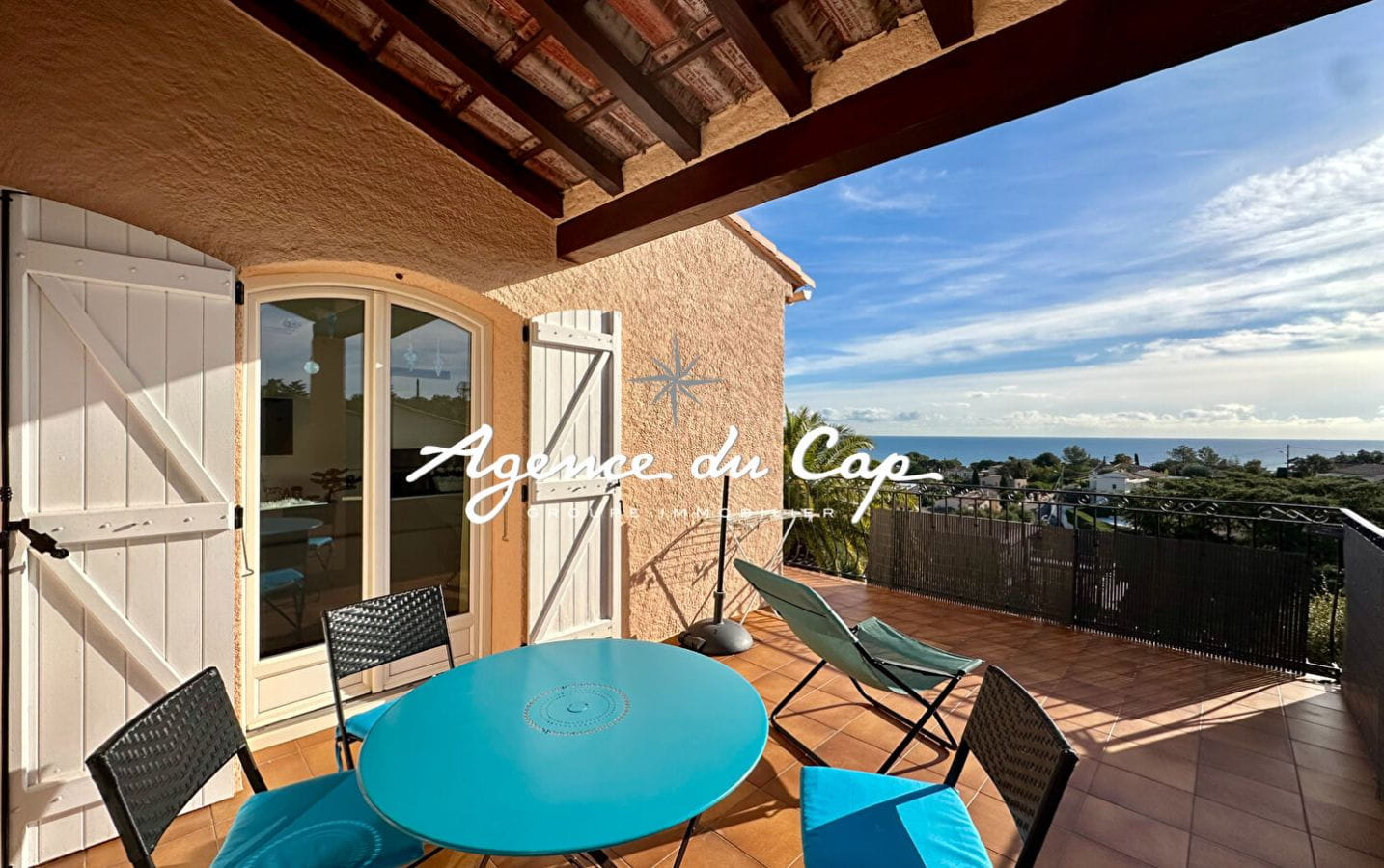 À VENDRE VILLA DE 208 M² COMPOSÉE DE 2 APPARTEMENTS AVEC VUE MER PISCINE, POOL HOUSE ET DOUBLE GARAGE, À SAINT-AYGULF Image 13