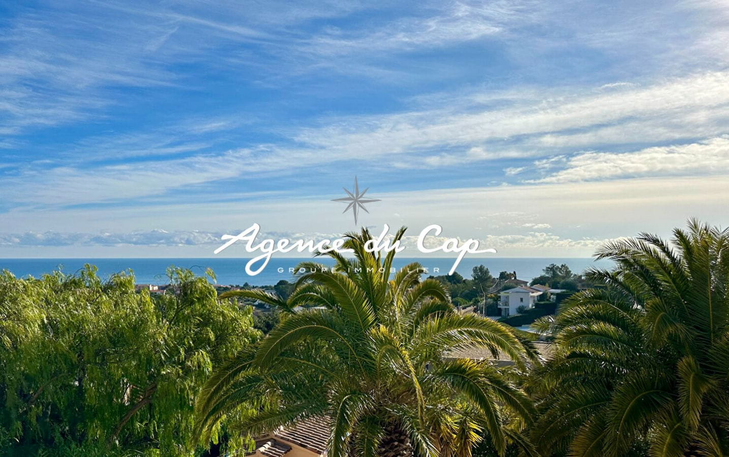 À VENDRE VILLA DE 208 M² COMPOSÉE DE 2 APPARTEMENTS AVEC VUE MER PISCINE, POOL HOUSE ET DOUBLE GARAGE, À SAINT-AYGULF Image 0