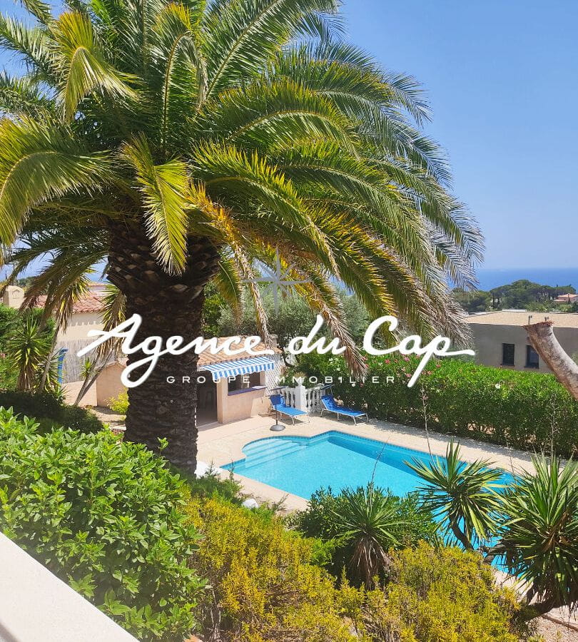 À VENDRE VILLA DE 208 M² COMPOSÉE DE 2 APPARTEMENTS AVEC VUE MER PISCINE, POOL HOUSE ET DOUBLE GARAGE, À SAINT-AYGULF Image 15