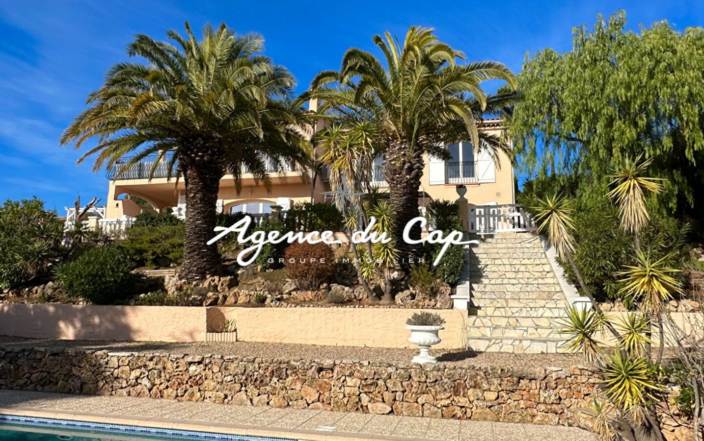 À VENDRE VILLA DE 208 M² COMPOSÉE DE 2 APPARTEMENTS AVEC VUE MER PISCINE, POOL HOUSE ET DOUBLE GARAGE, À SAINT-AYGULF Image 2