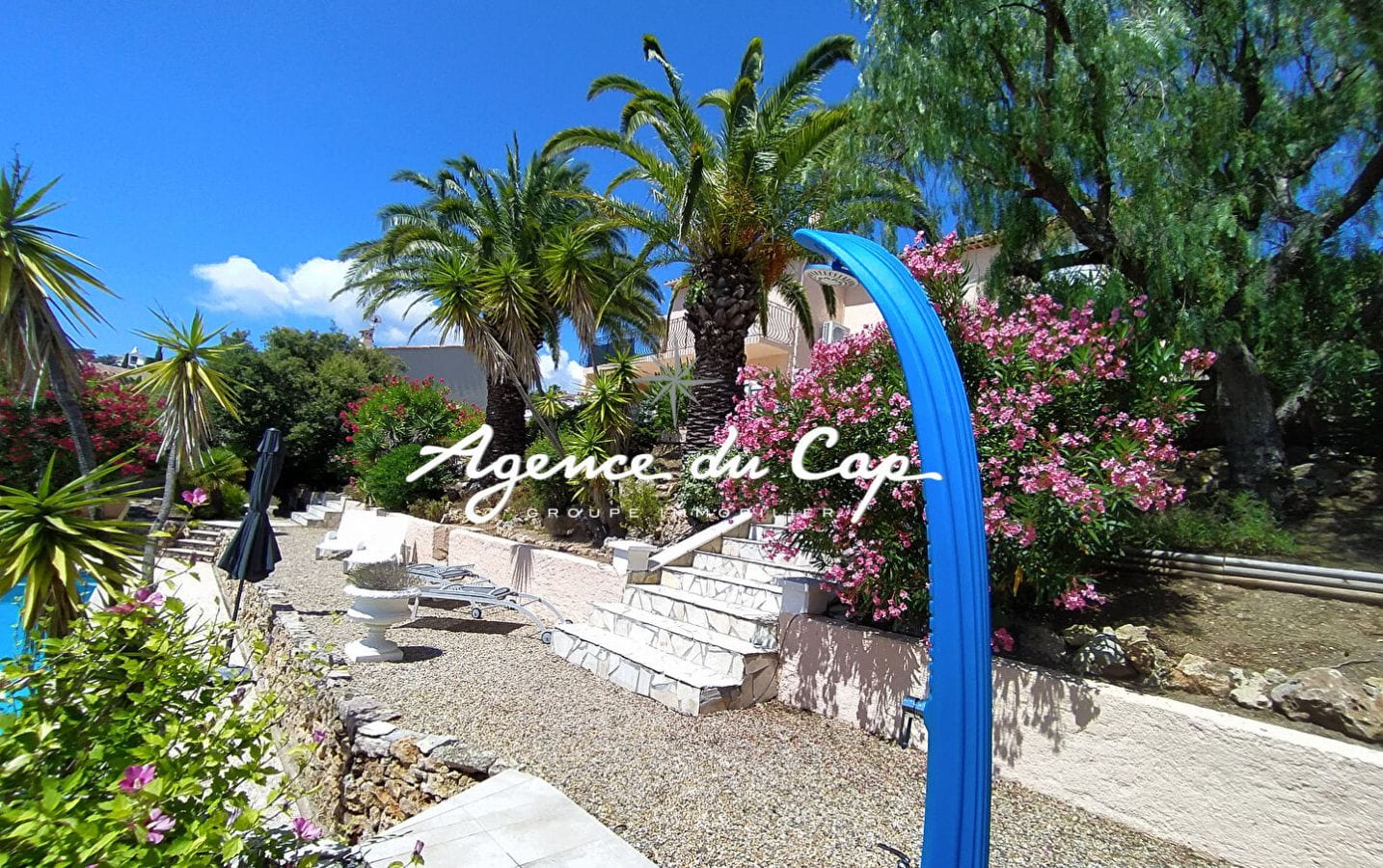 À VENDRE VILLA DE 208 M² COMPOSÉE DE 2 APPARTEMENTS AVEC VUE MER PISCINE, POOL HOUSE ET DOUBLE GARAGE, À SAINT-AYGULF Image 3