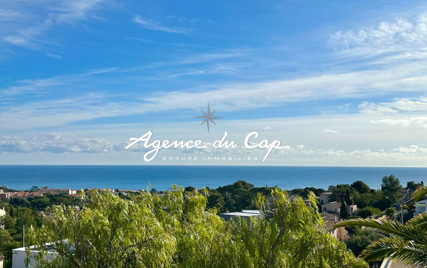 À VENDRE VILLA DE 208 M² COMPOSÉE DE 2 APPARTEMENTS AVEC VUE MER PISCINE, POOL HOUSE ET DOUBLE GARAGE, À SAINT-AYGULF Image 4