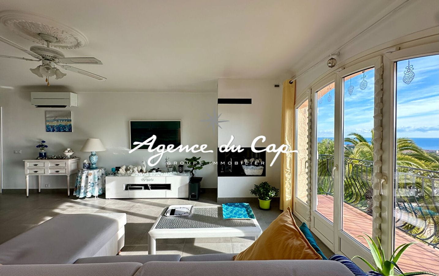 À VENDRE VILLA DE 208 M² COMPOSÉE DE 2 APPARTEMENTS AVEC VUE MER PISCINE, POOL HOUSE ET DOUBLE GARAGE, À SAINT-AYGULF Image 6