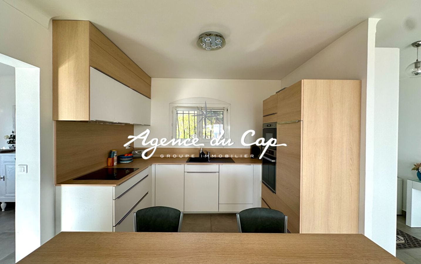 À VENDRE VILLA DE 208 M² COMPOSÉE DE 2 APPARTEMENTS AVEC VUE MER PISCINE, POOL HOUSE ET DOUBLE GARAGE, À SAINT-AYGULF Image 7