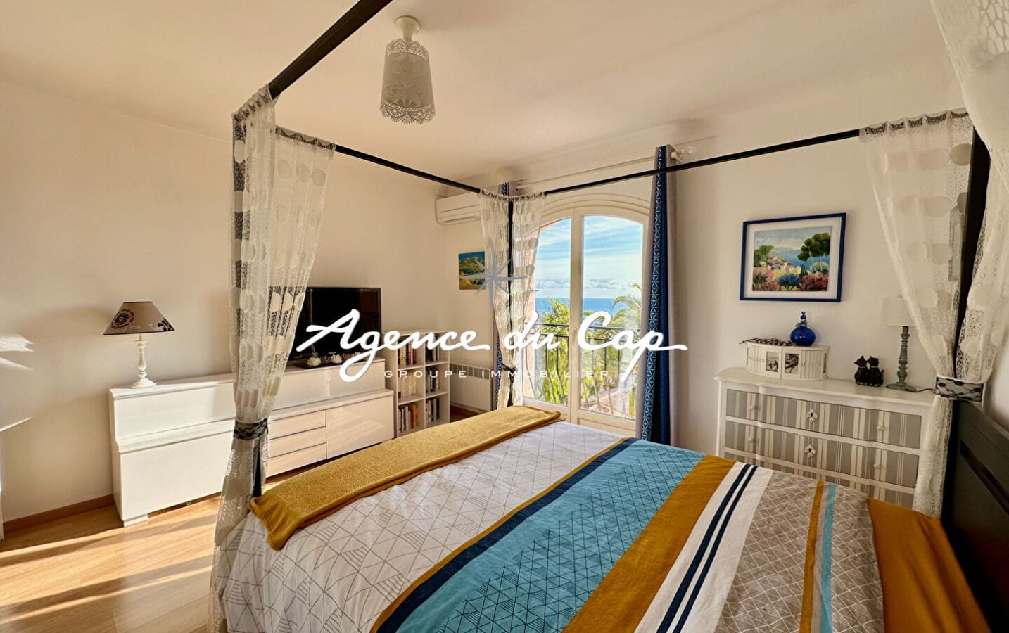 À VENDRE VILLA DE 208 M² COMPOSÉE DE 2 APPARTEMENTS AVEC VUE MER PISCINE, POOL HOUSE ET DOUBLE GARAGE, À SAINT-AYGULF Image 8