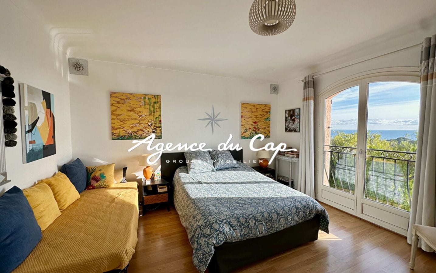 À VENDRE VILLA DE 208 M² COMPOSÉE DE 2 APPARTEMENTS AVEC VUE MER PISCINE, POOL HOUSE ET DOUBLE GARAGE, À SAINT-AYGULF Image 9