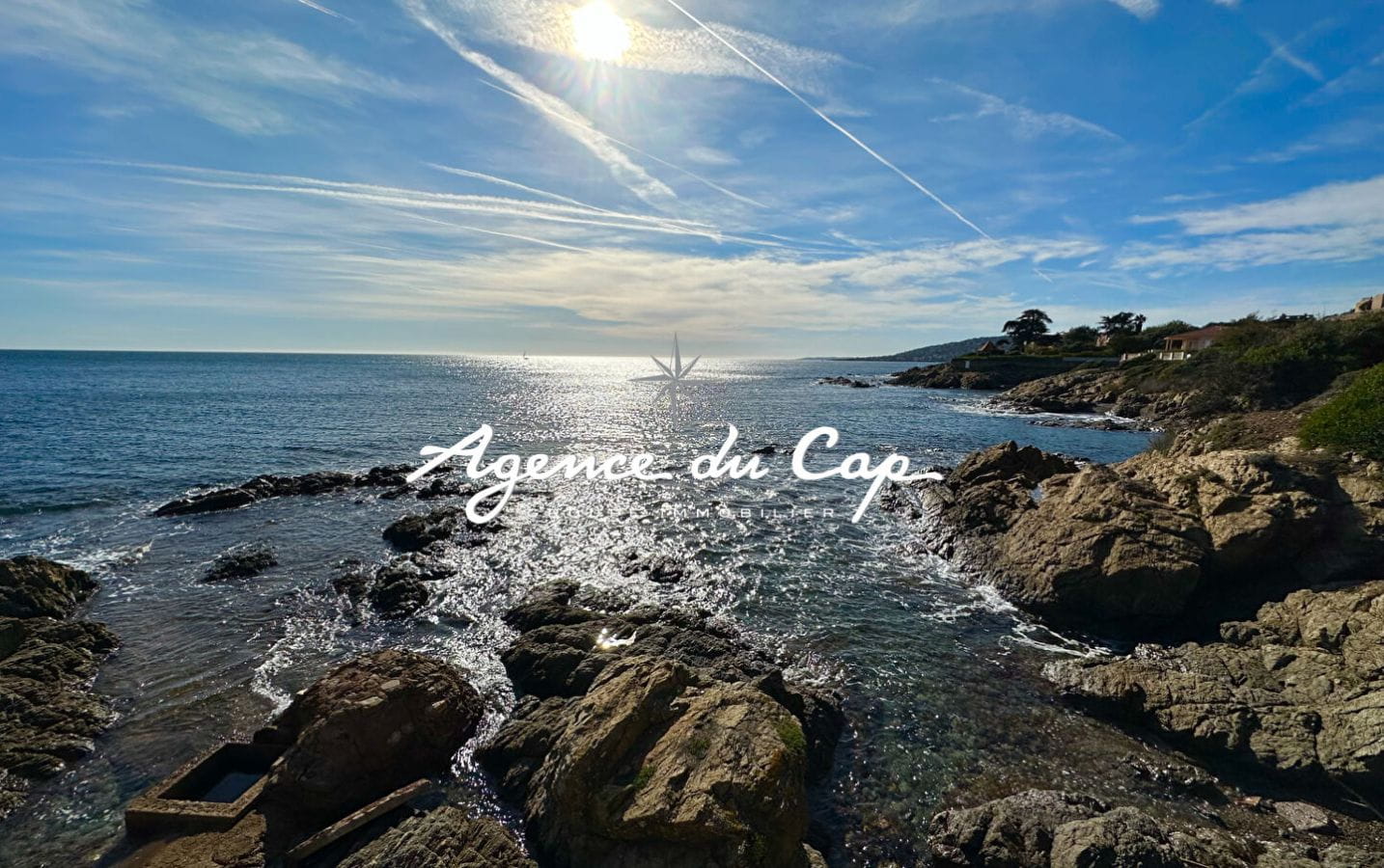 MURS COMMERCIAUX À VENDRE, SITUÉS À 50 MÈTRES DE LA PLAGE DE SAINT AYGULF Image 1