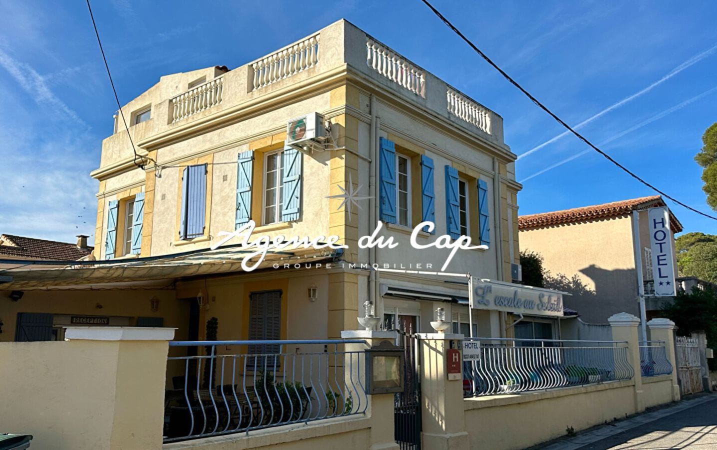 MURS COMMERCIAUX À VENDRE, SITUÉS À 50 MÈTRES DE LA PLAGE DE SAINT AYGULF Image 2