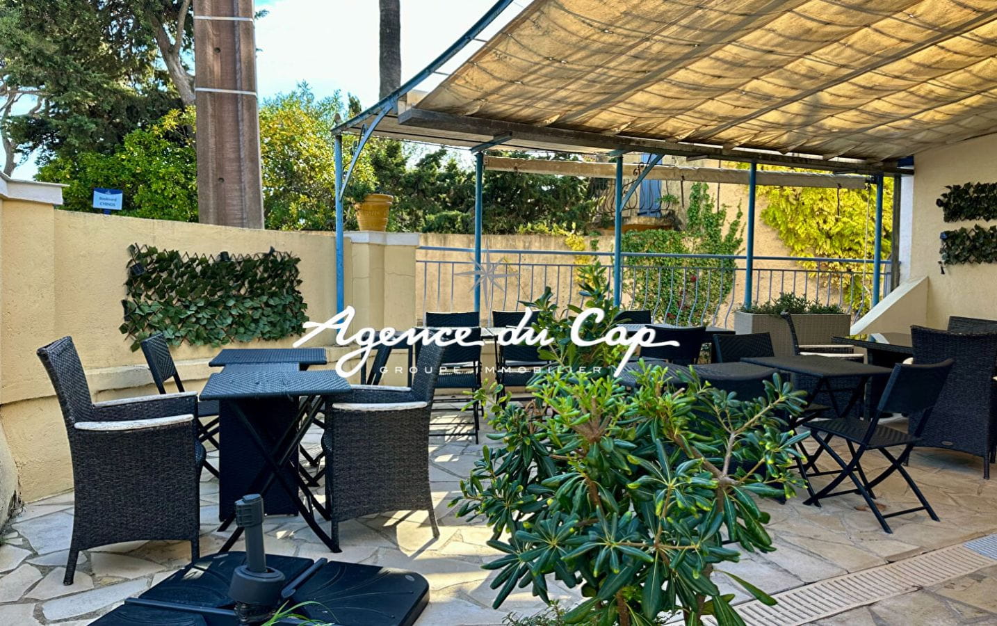 MURS ET FONDS DE COMMERCE HÔTELIER À SAINT-AYGULF, À 50 MÈTRES DE LA MER Image 2